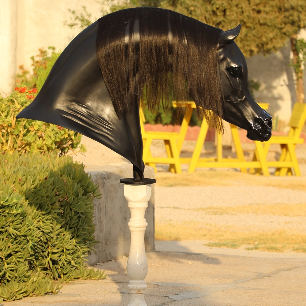 مجسمه کنار سالنی سر و گردن اسب عرب