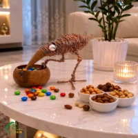 مجسمه دست‌ساز کلاغ وَرچین با پیاله چوب گردو